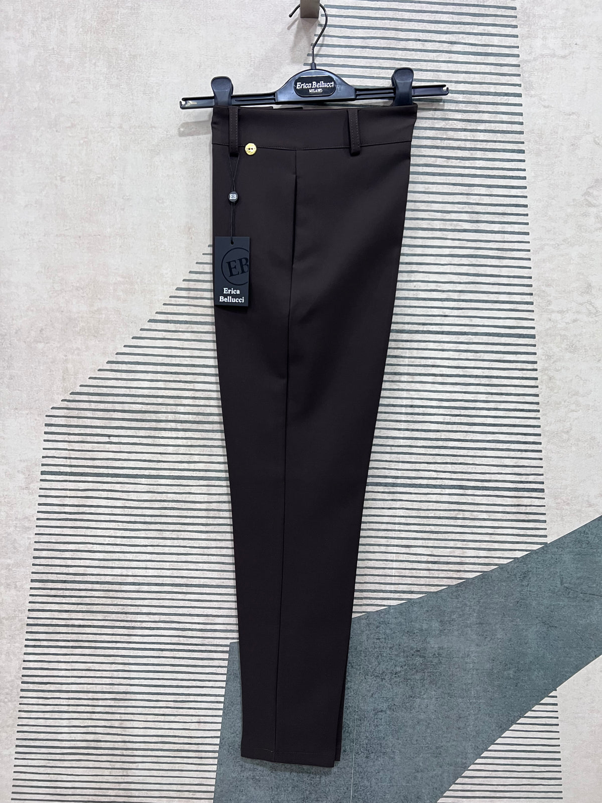 Pantalone donna invernale capri color cioccolato Erica Bellucci con vita alta, vista frontale su gruccia