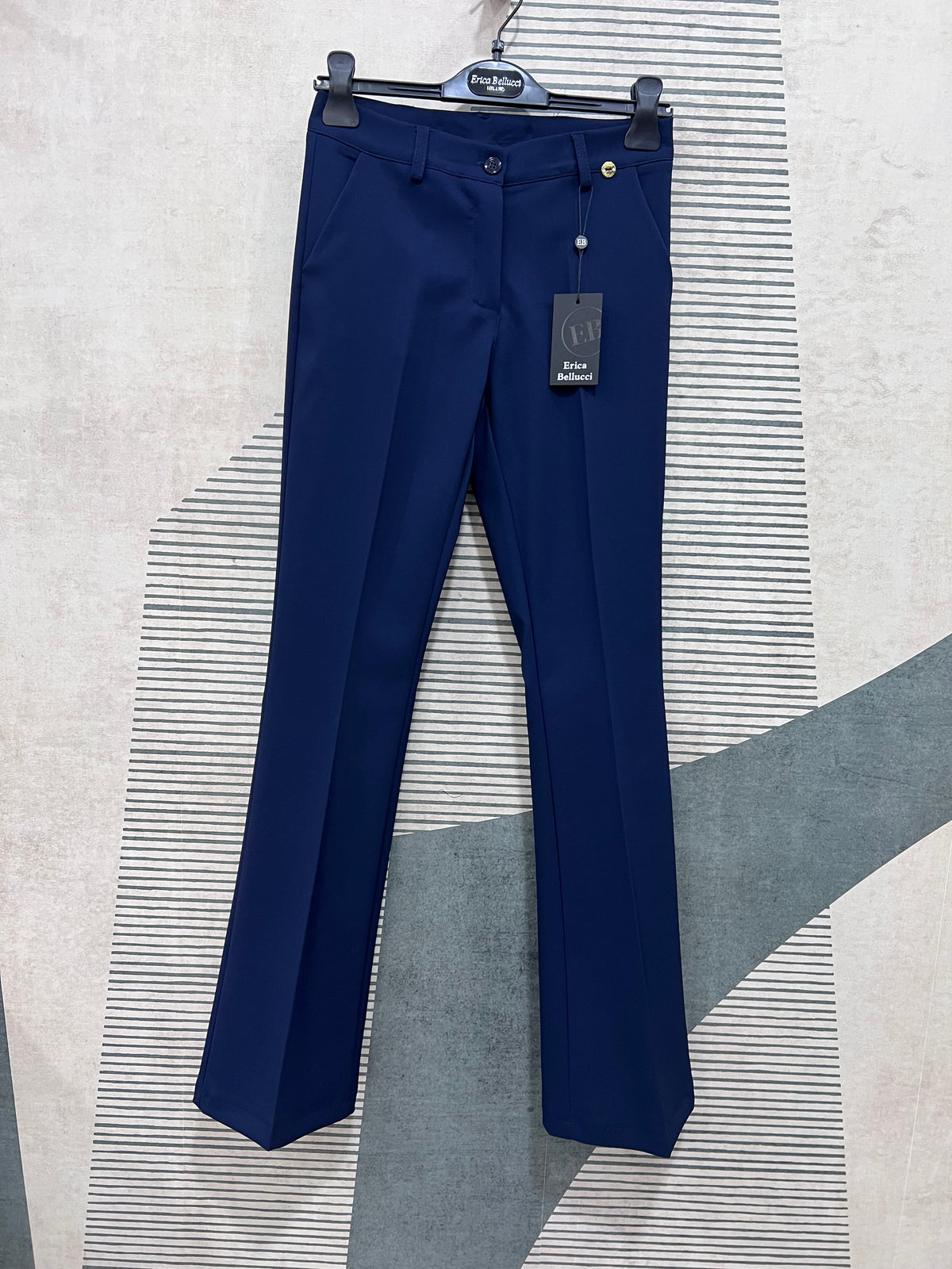 Pantalone a vita alta del tailleur donna blu Erica Bellucci modello 527 con linea slim e fondo a zampa