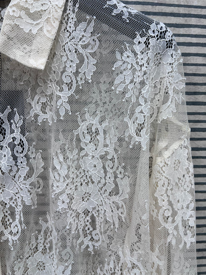 Dettaglio della lavorazione floreale traforata della camicia donna panna 138 Magramè