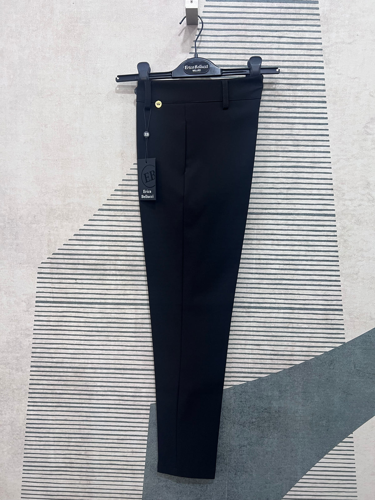 Pantalone donna invernale capri color nero Erica Bellucci con vita alta, vista frontale su gruccia