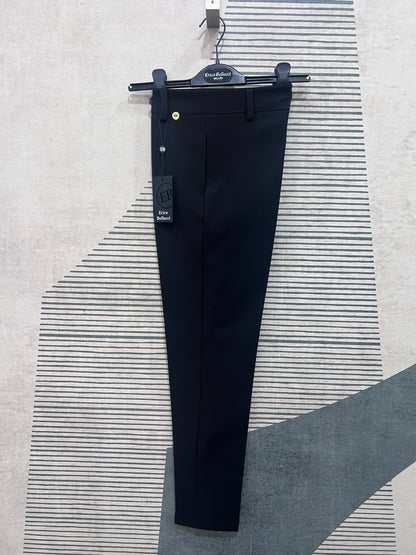 Pantalone donna invernale capri color nero Erica Bellucci con vita alta, vista frontale su gruccia
