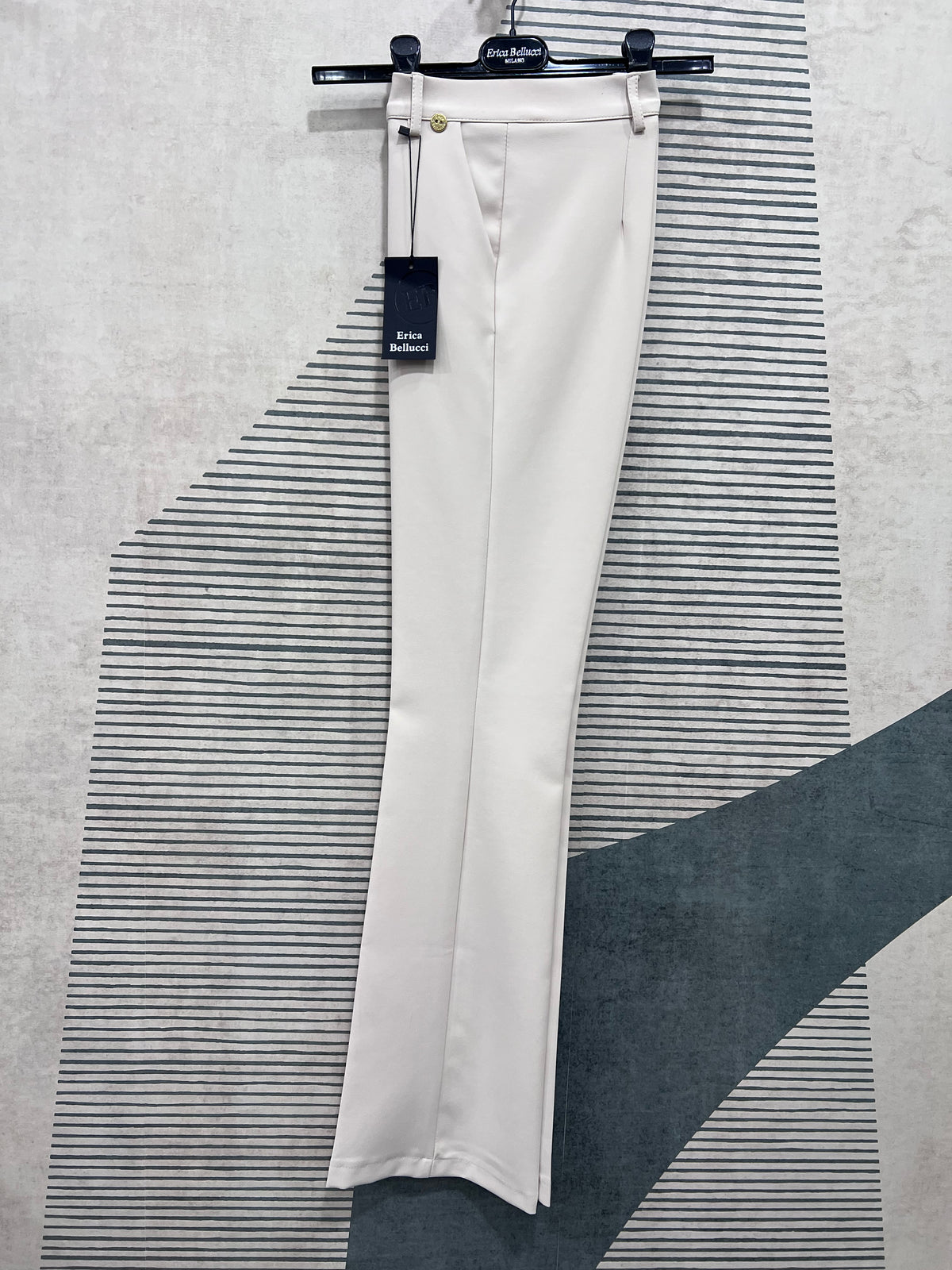 Pantalone color burro del tailleur Capri Erica Bellucci a vita alta con gamba lunga e fondo a zampa