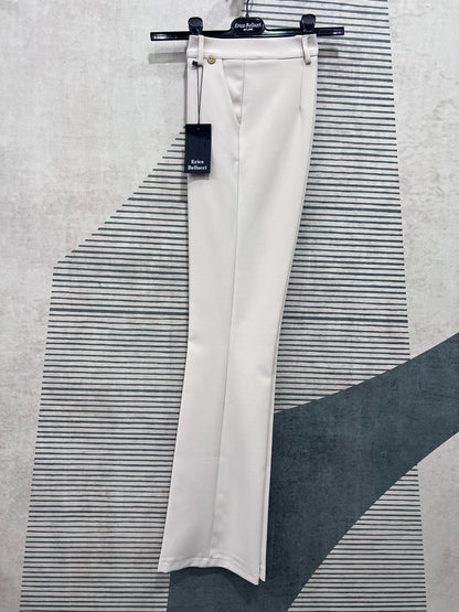 Pantalone color burro del tailleur Capri Erica Bellucci a vita alta con gamba lunga e fondo a zampa