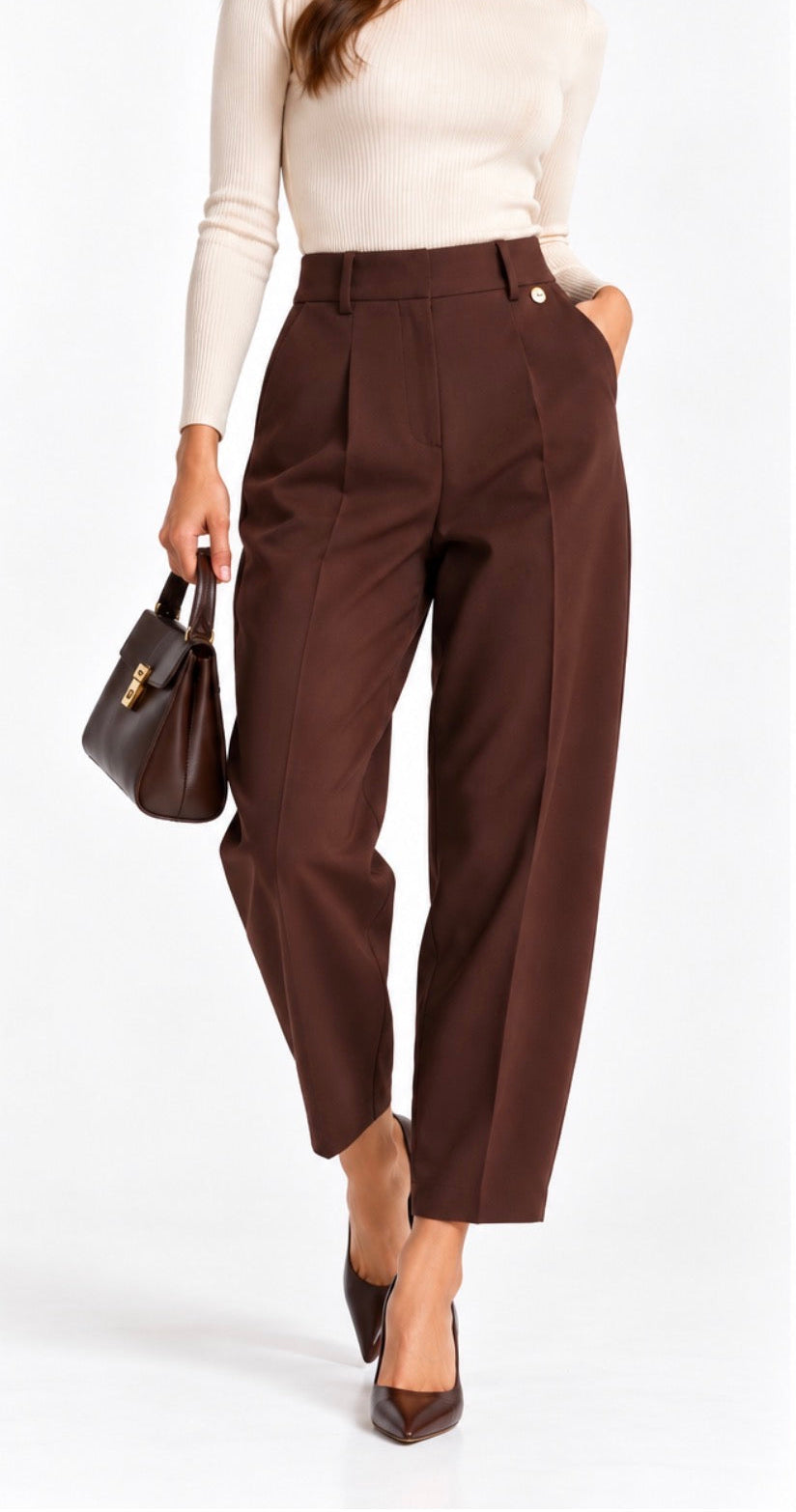 Pantalone donna sartoriale  026 color cioccolato indossato, vista frontale con vita alta e tasca laterale.