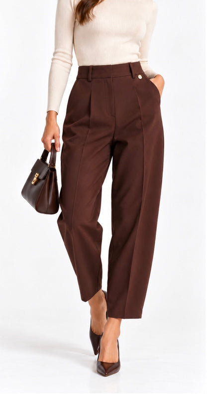 Pantalone donna sartoriale  026 color cioccolato indossato, vista frontale con vita alta e tasca laterale.