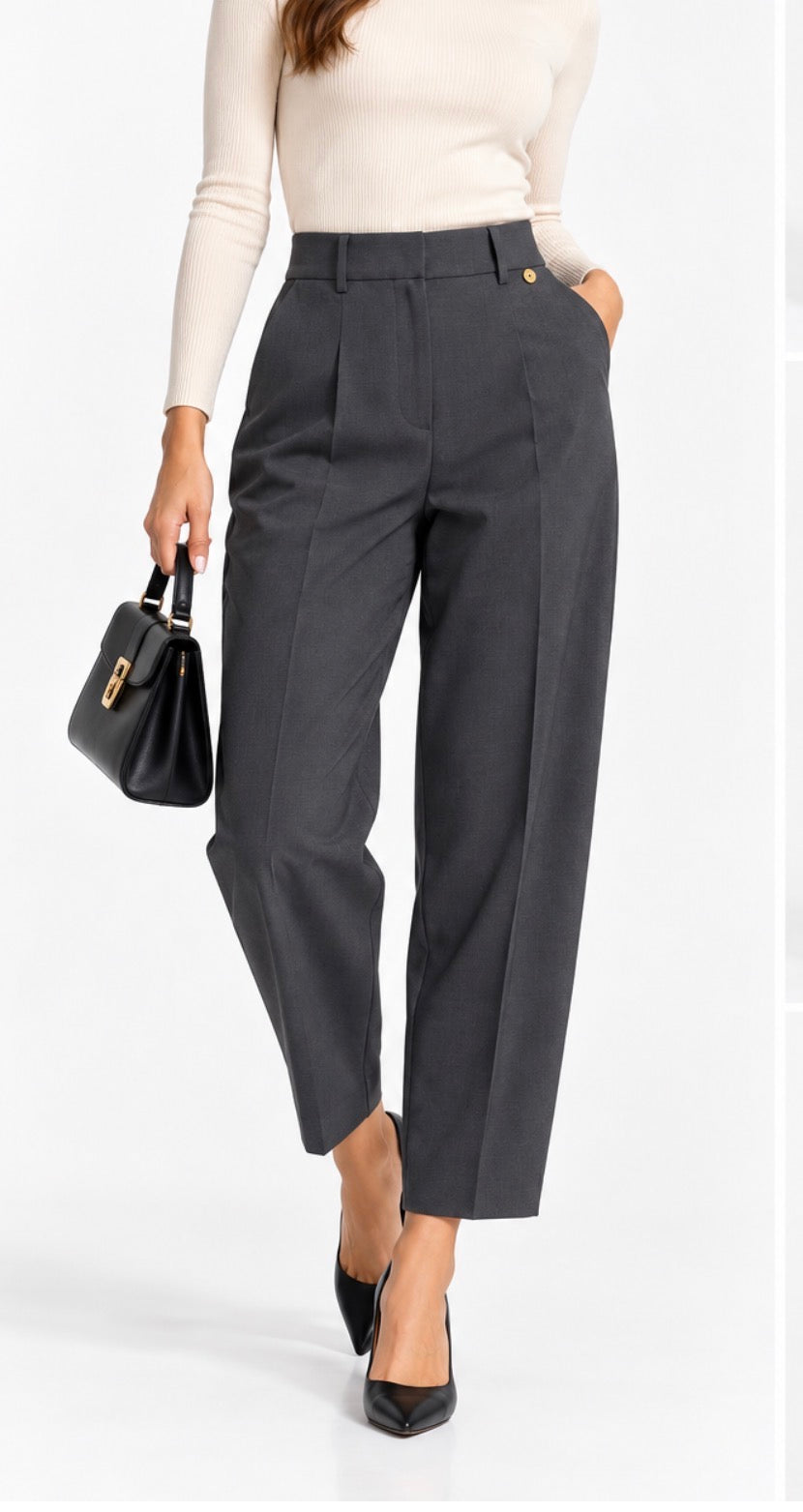 Pantalone donna sartoriale 026 grigio scuro indossato, vista frontale con vita alta e lunghezza alla caviglia.