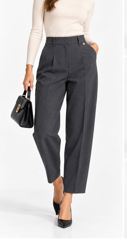 Pantalone donna sartoriale 026 grigio scuro indossato, vista frontale con vita alta e lunghezza alla caviglia.