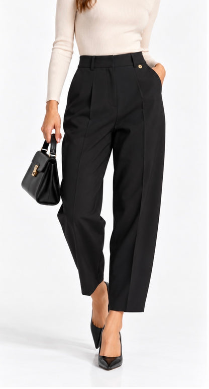 Pantalone donna sartoriale 026 nero indossato, vista frontale con vita alta, pieghe e lunghezza alla caviglia.