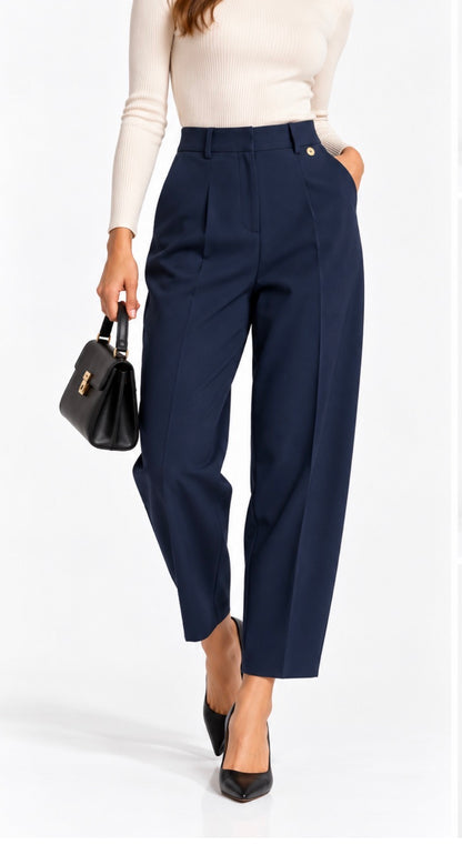 Pantalone donna sartoriale 026 blu scuro indossato, vista frontale con vita alta e lunghezza alla caviglia.