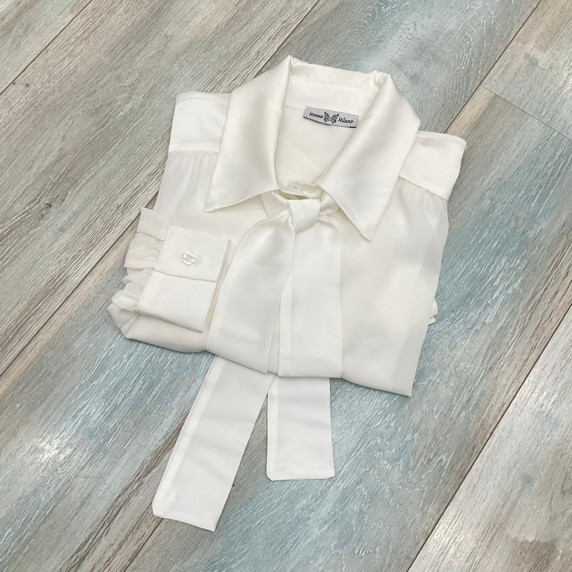 Dettaglio qualità tessuto raso e finiture camicia donna blu Made in Italy
