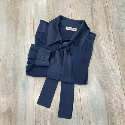 Camicia donna raso blu elegante con cravatta - 
