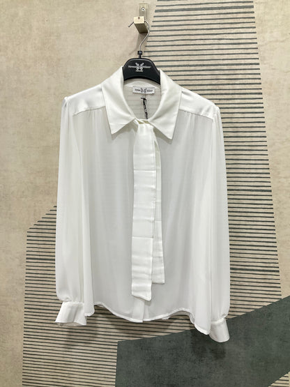 Dettaglio bottoni e apertura frontale camicia donna in raso bianca
