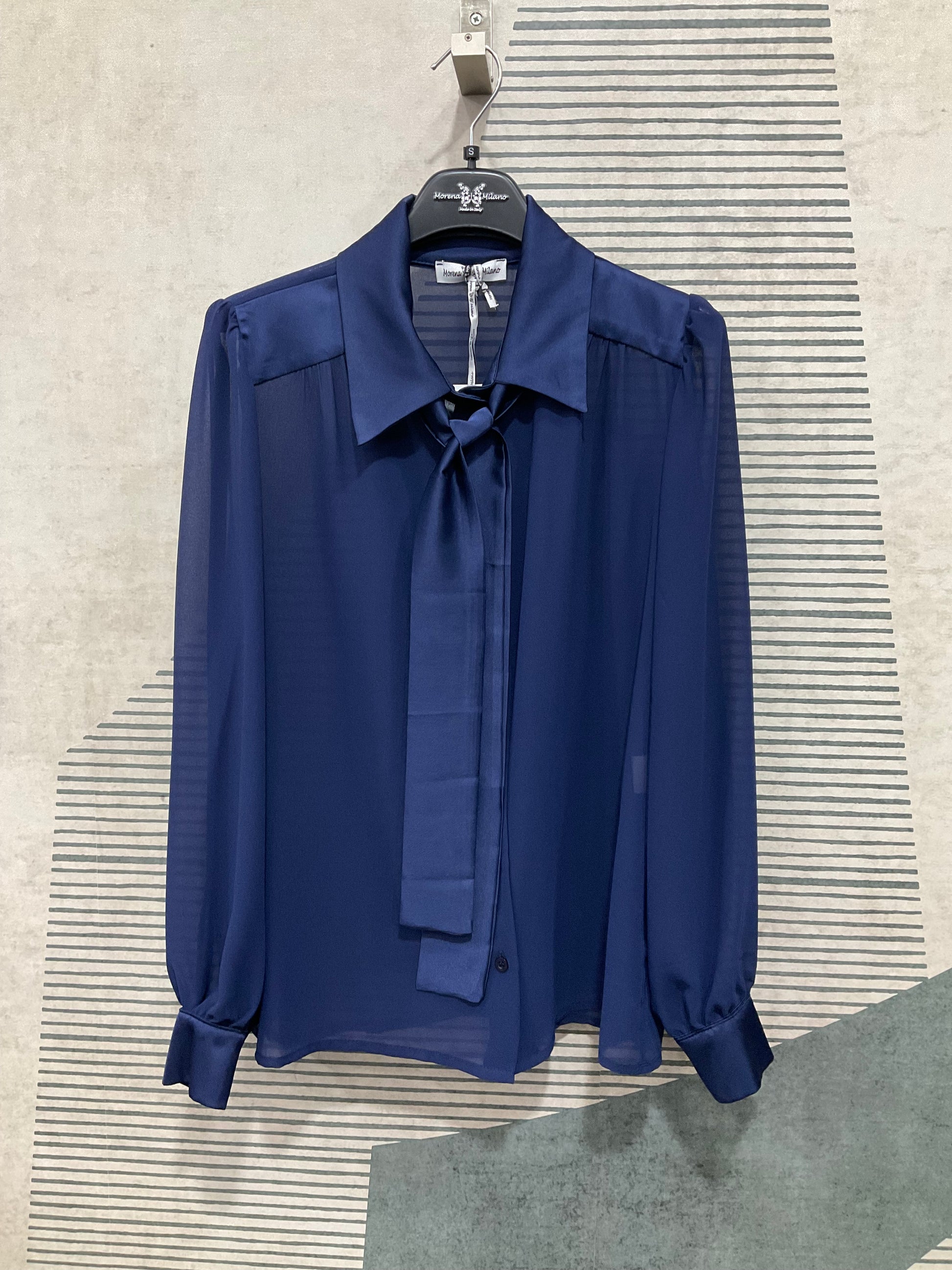Camicia donna in raso blu con manica lunga e dettagli eleganti - 
