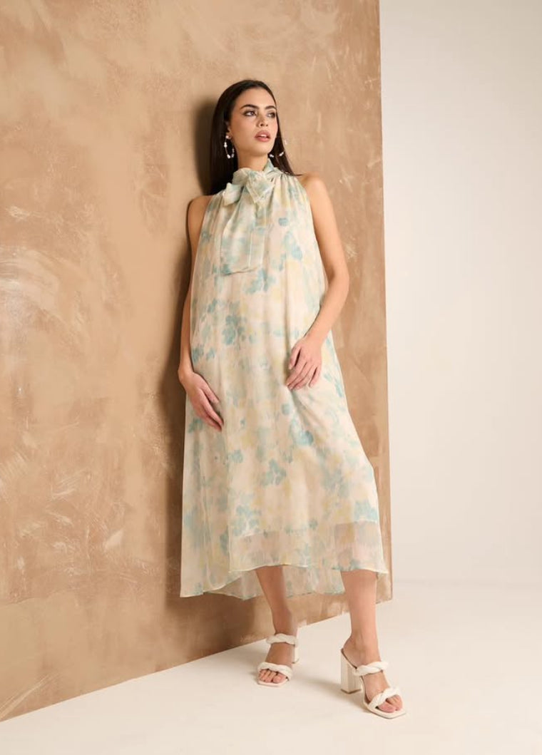 "Modella che indossa l'Abito Midi Fantasia 531, look elegante e sofisticato, vestibilità impeccabile e design italiano"