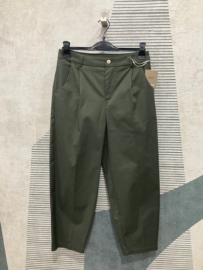 "Vista completa del pantalone Balom color militare, modello alla caviglia con design elegante e casual."