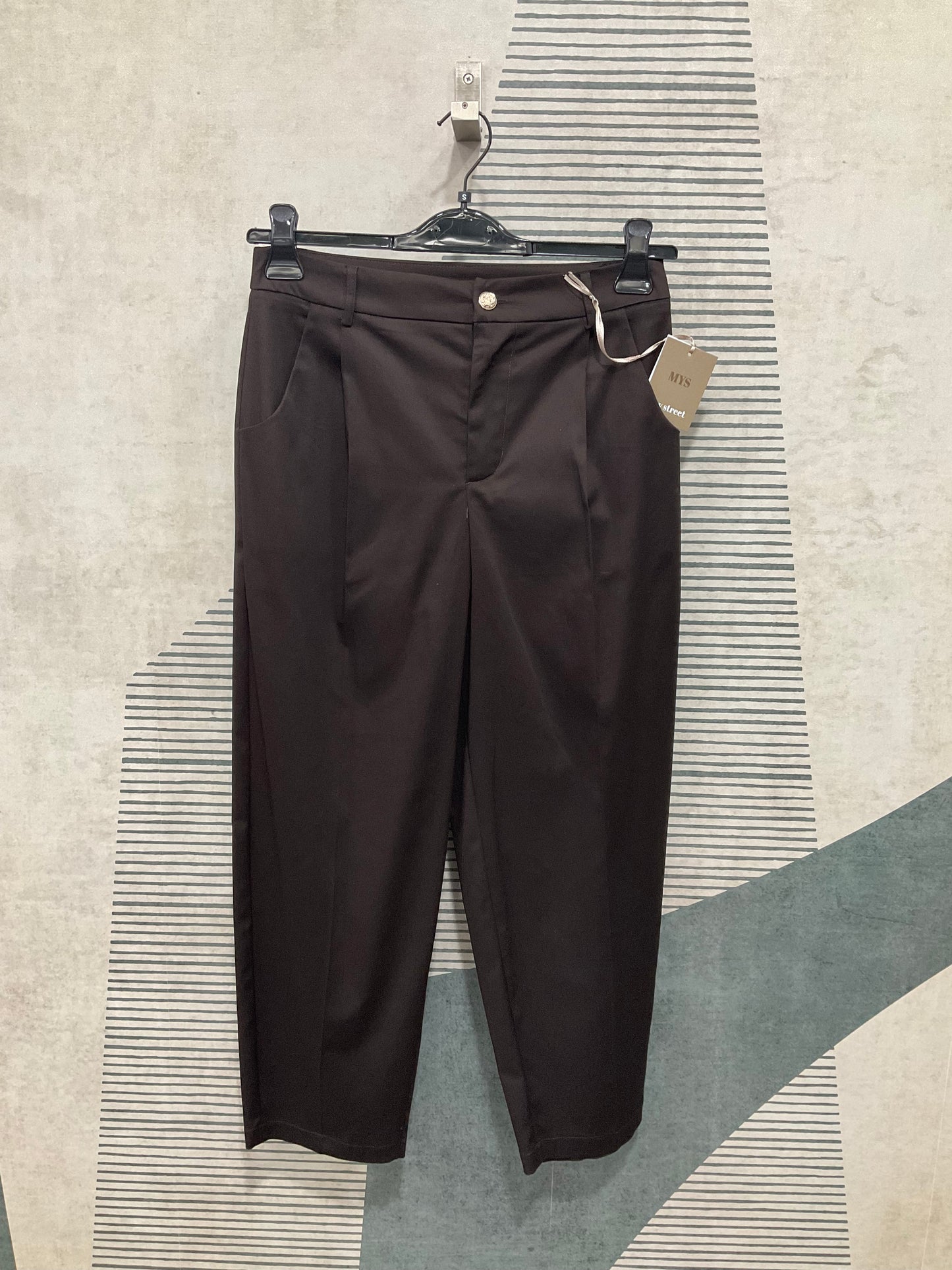 "Pantalone Balom in cotone color moro, vestibilità comoda ideale per l'estate, vista frontale."