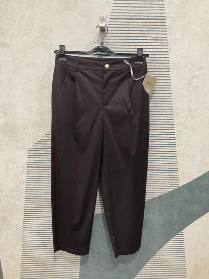 "Pantalone Balom in cotone color moro, vestibilità comoda ideale per l'estate, vista frontale."