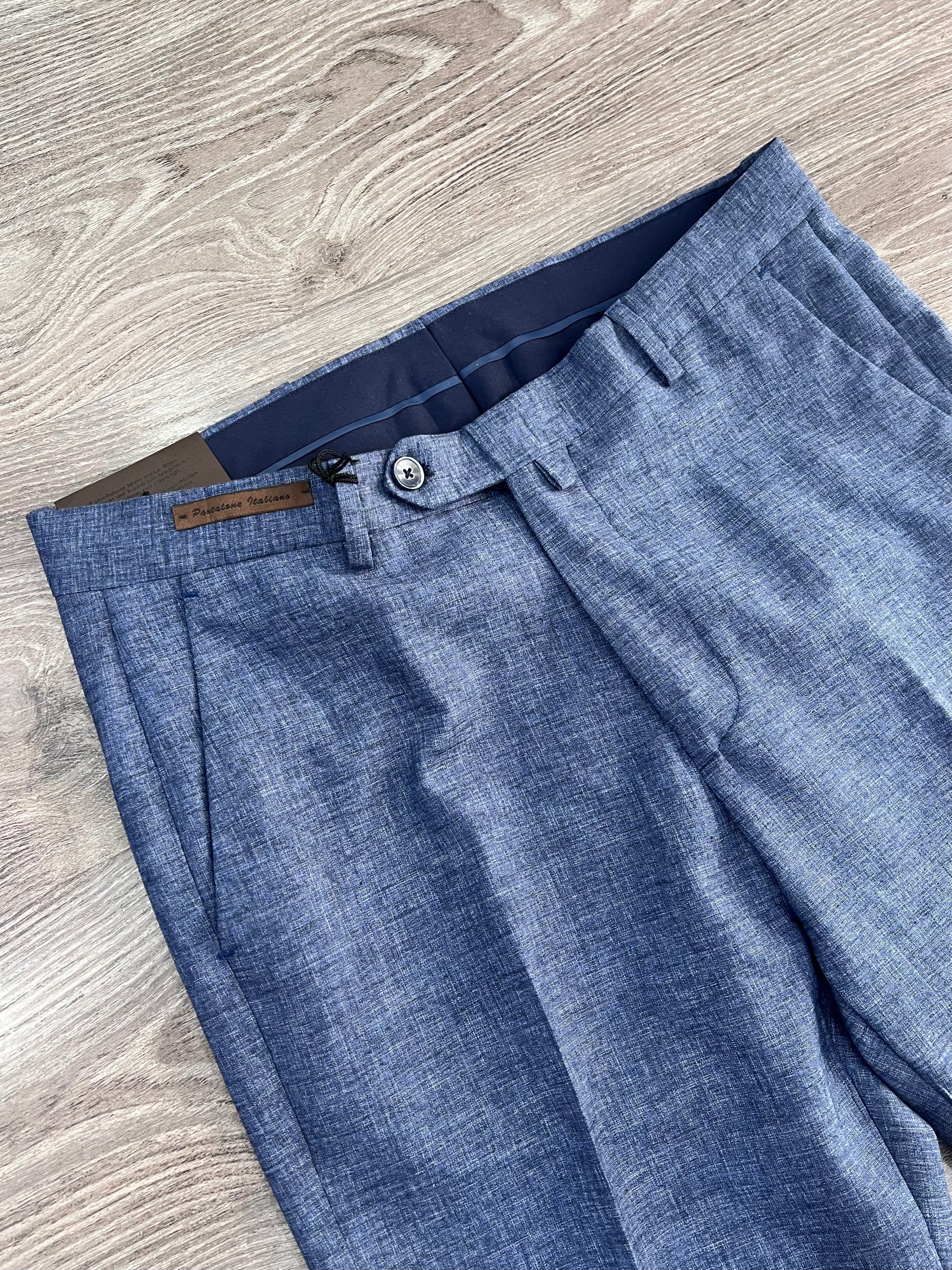 pantalone sartoriale 856 dettaglio abbottonatura sul davanti