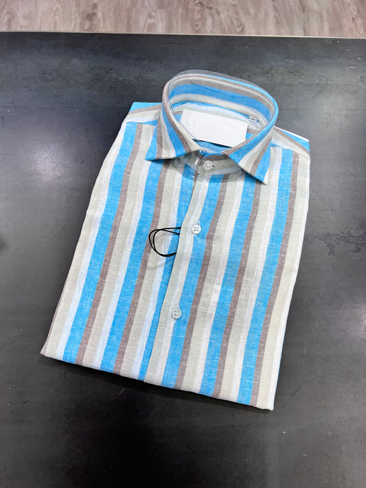 "Camicia uomo in lino e cotone a righe turchesi, vista frontale"