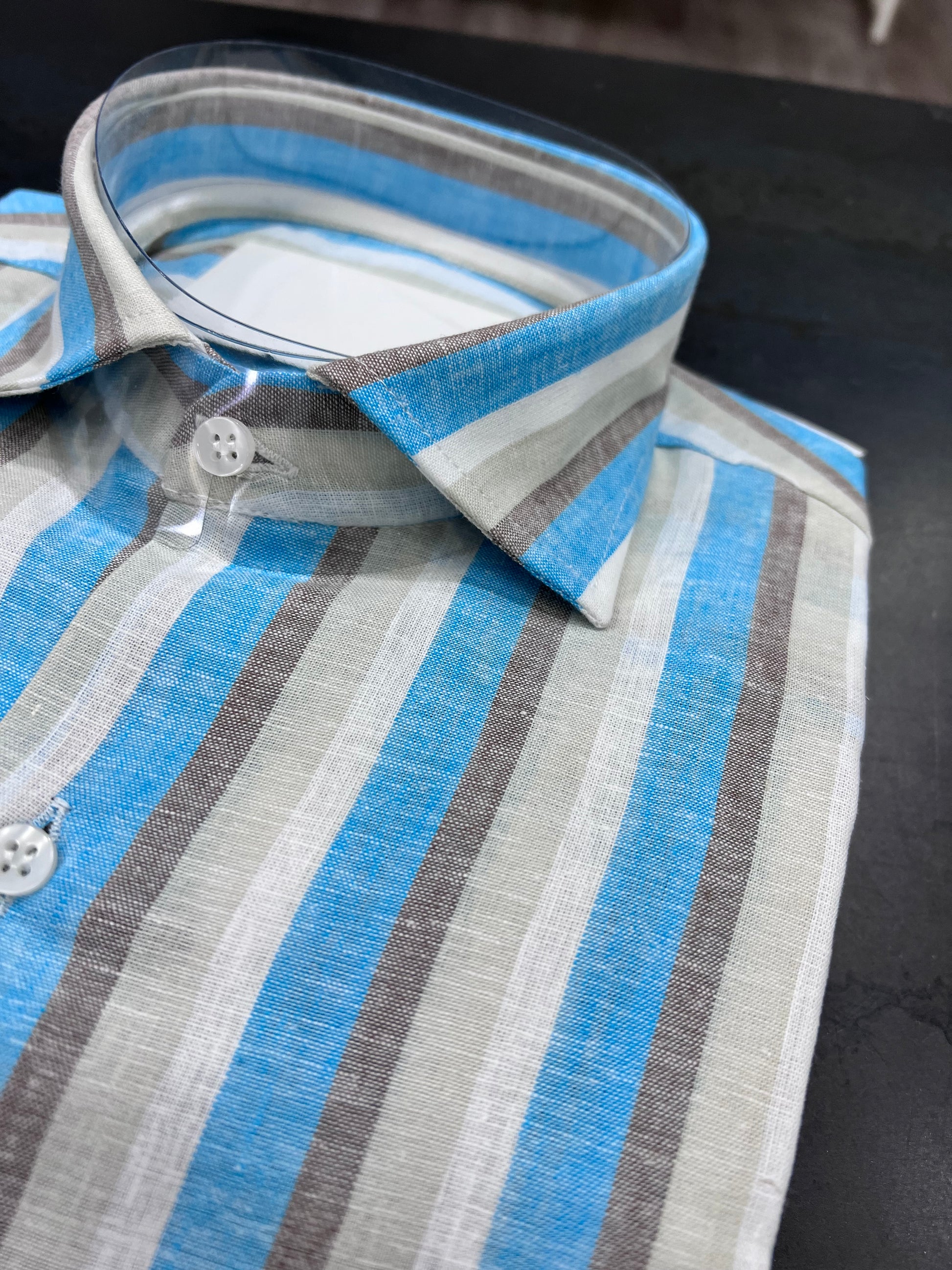 "Colletto alla francese della camicia in lino e cotone a righe turchesi"