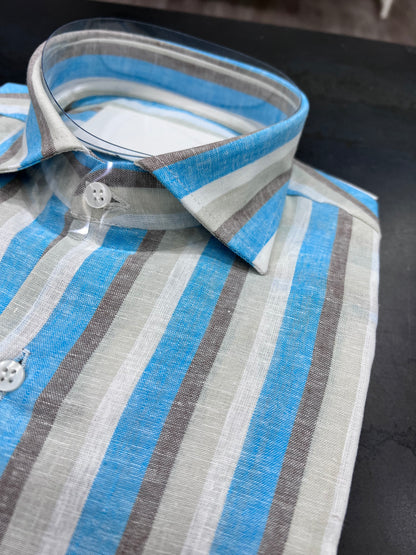 "Colletto alla francese della camicia in lino e cotone a righe turchesi"