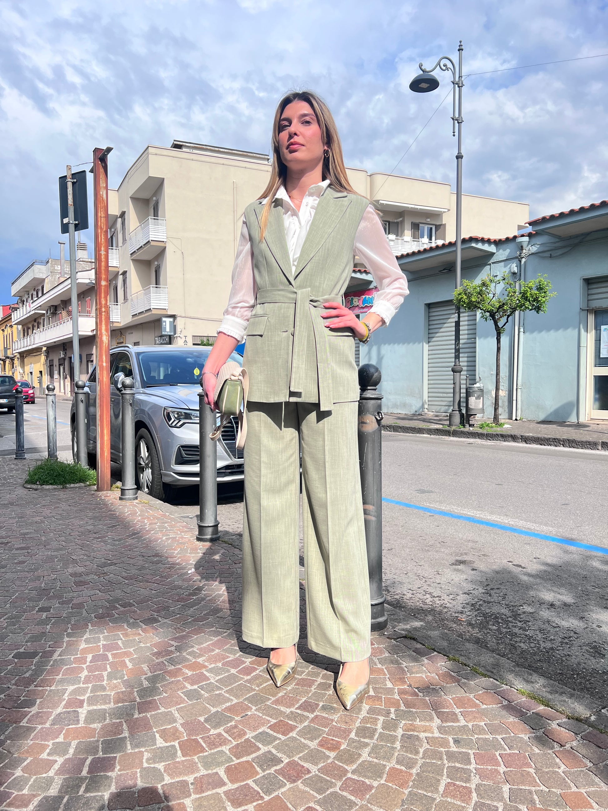 Tailleur 544 con Gilet vista frontale luce naturale