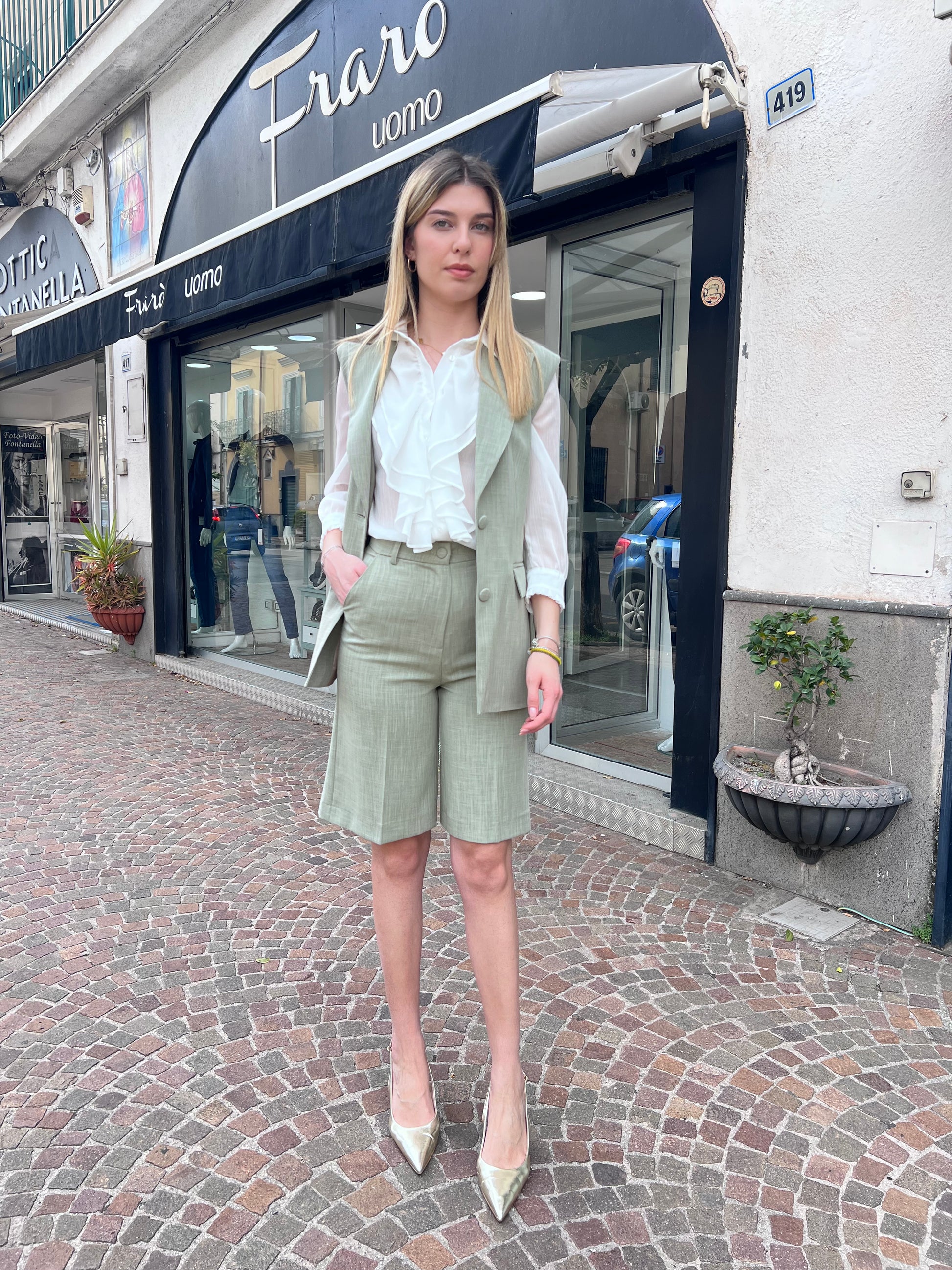 "Bermuda 91 celeste e verde, outfit completo, abbinamento moda donna estate"