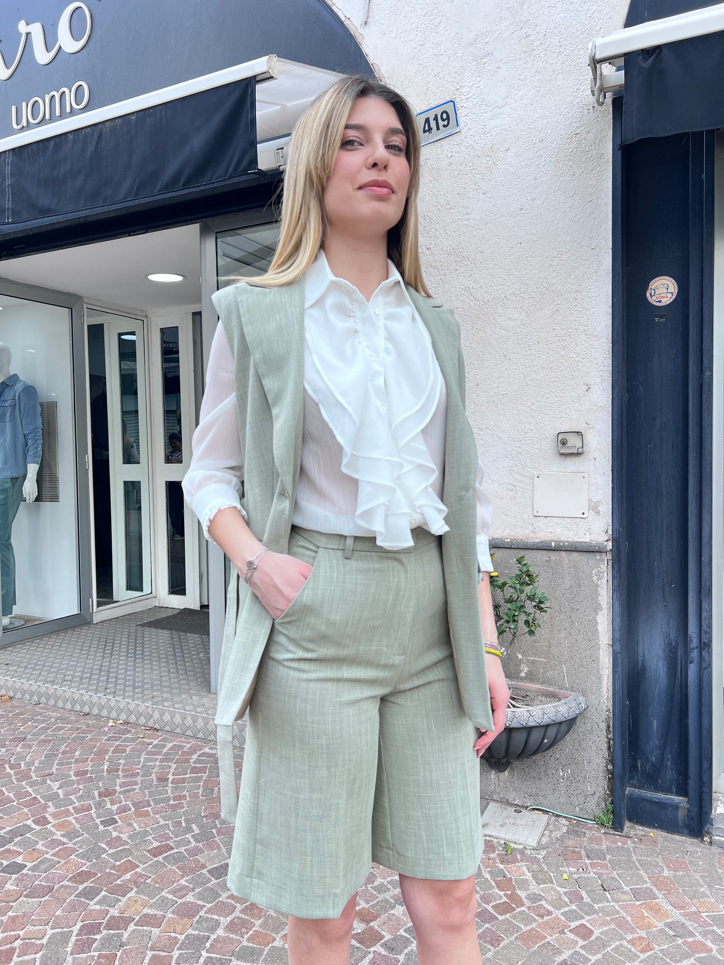 "Bermuda 91 celeste e verde, dettaglio cintura e tasche, design moderno e versatile"