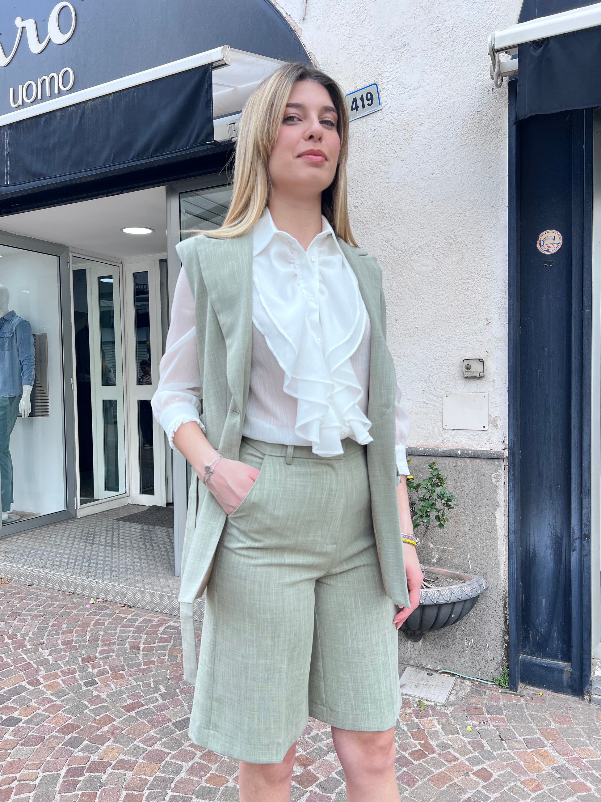"Bermuda 91 celeste e verde, dettaglio cintura e tasche, design moderno e versatile"