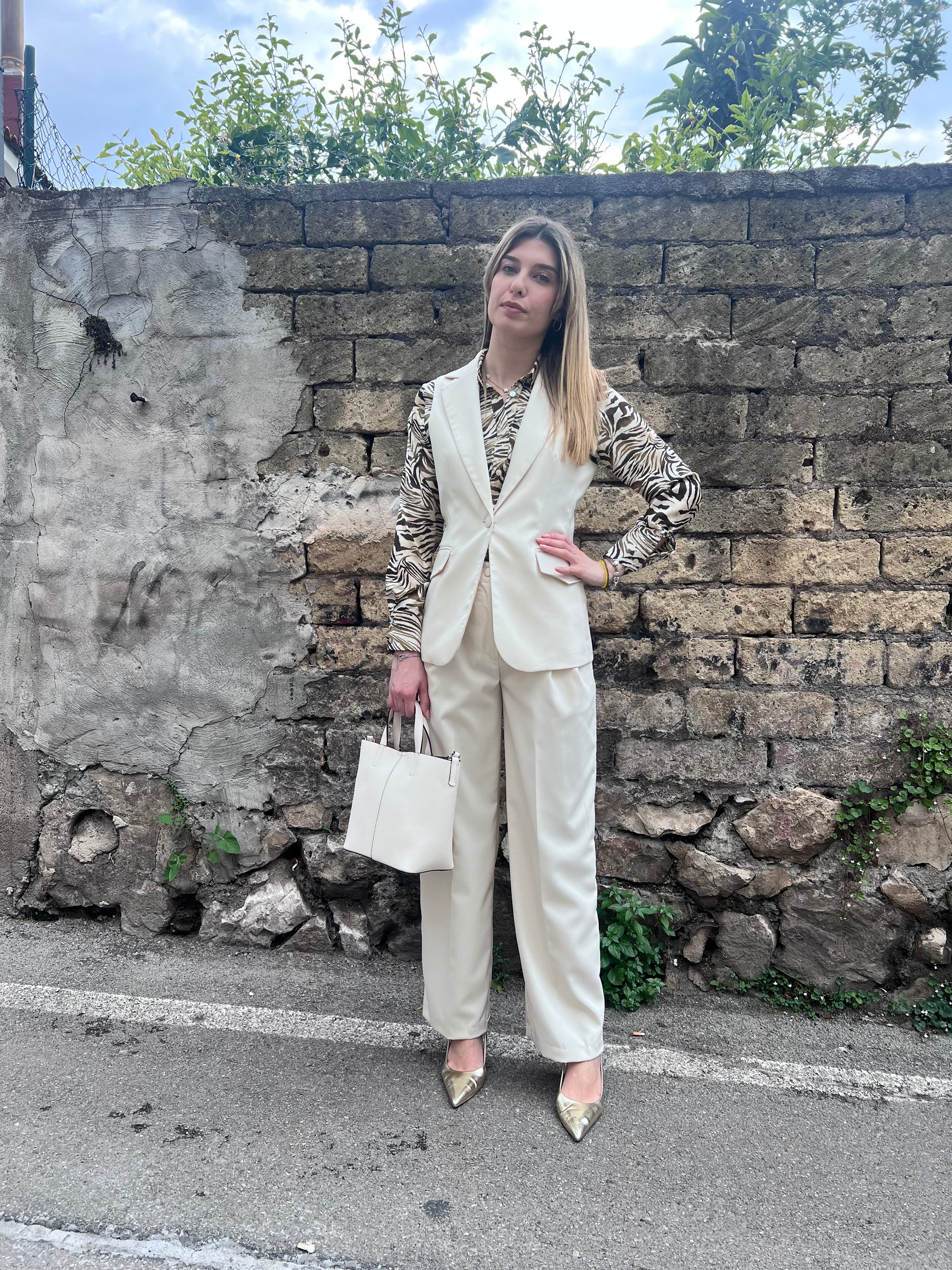 "Modella indossa Tailleur con Gilet Burro, outfit elegante e professionale per donna"