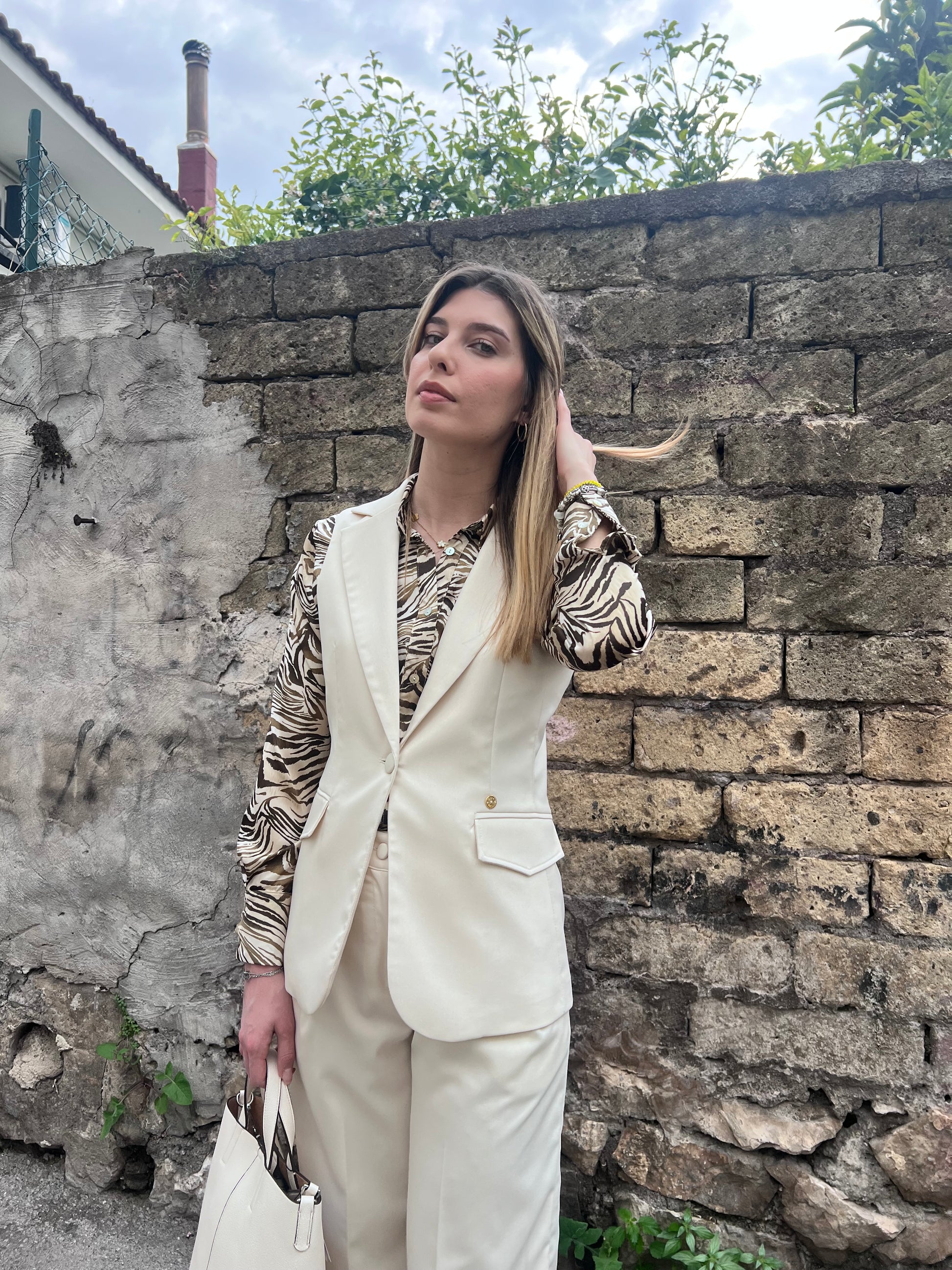 "Gilet color burro elegante, parte superiore del tailleur donna, design italiano di alta qualità"