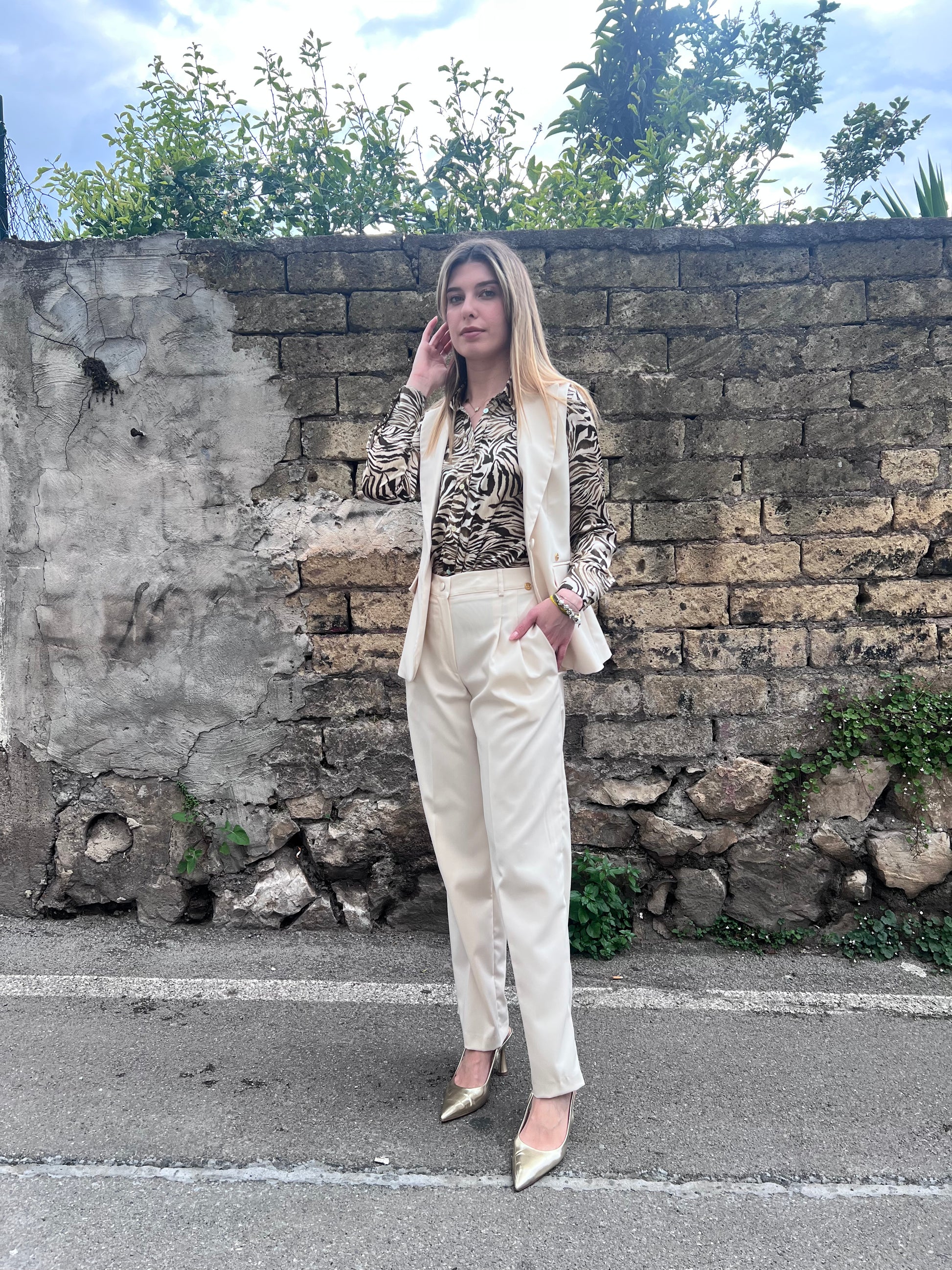 "Pantalone palazzo abbinato al Tailleur con Gilet Burro, vestibilità comoda ed elegante"