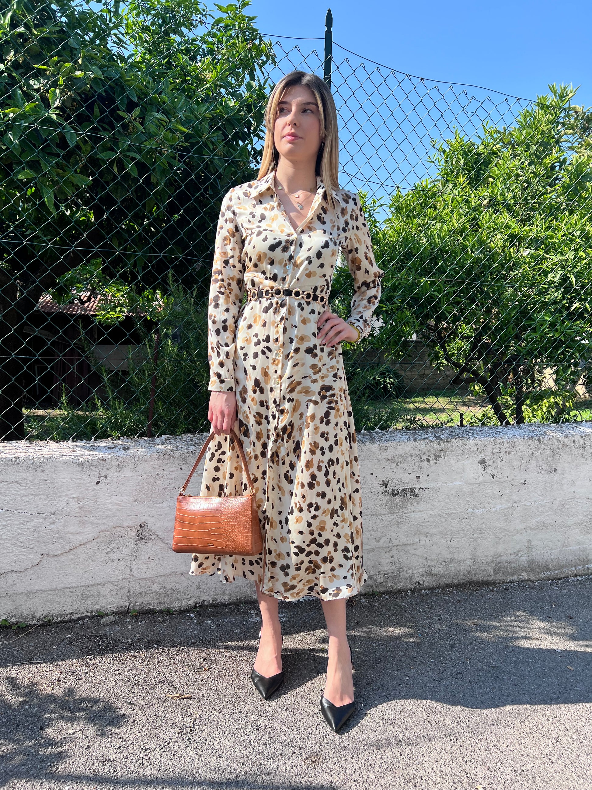 "Vista laterale dell'Abito Camicia F197, lunghezza midi e silhouette elegante, alta qualità Made in Italy"