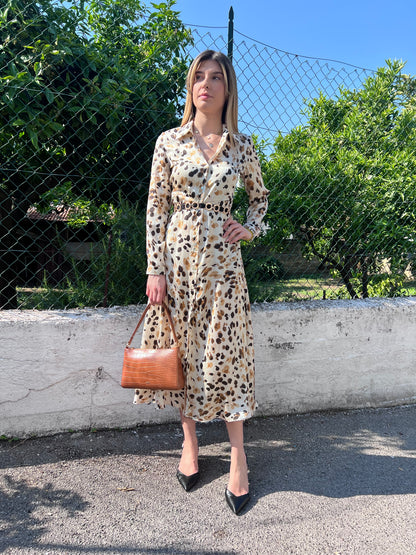 "Vista laterale dell'Abito Camicia F197, lunghezza midi e silhouette elegante, alta qualità Made in Italy"