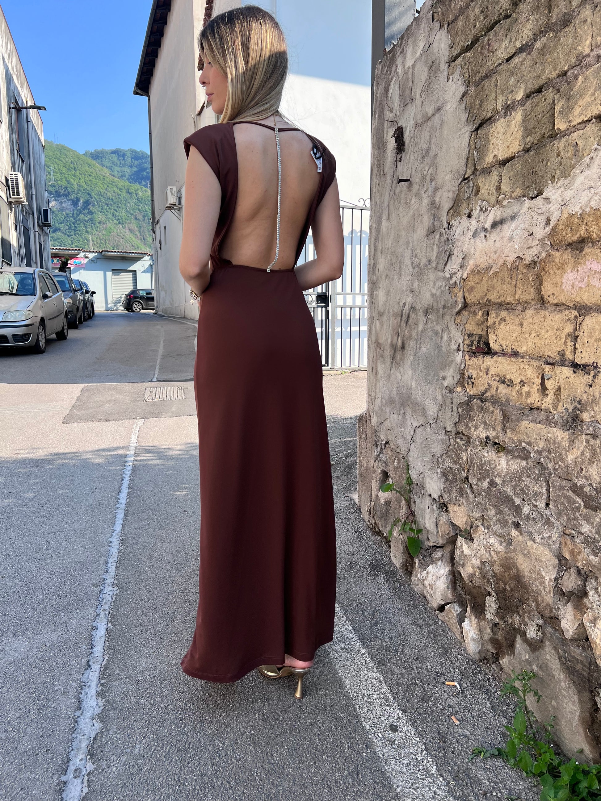 "Abito Lungo P202 vista posteriore, schiena elegante con dettagli unici Made in Italy"