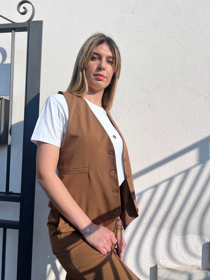 "Cord Set Street colore Moro indossato in ambiente urbano, outfit versatile per diverse occasioni"