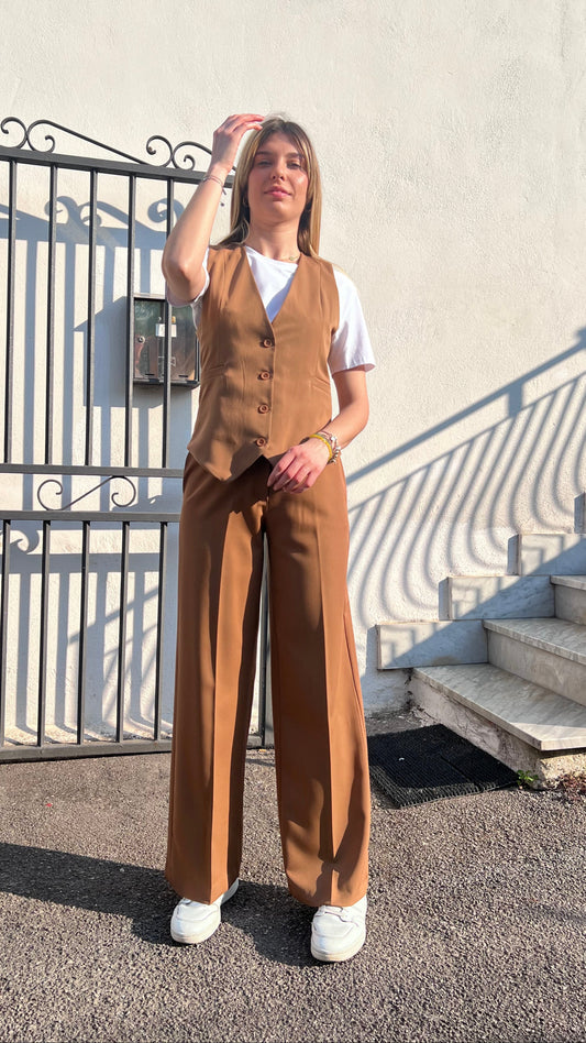"Cord Set Street colore Moro visto frontalmente, gilet e pantalone, dettaglio tasche e bottoni"