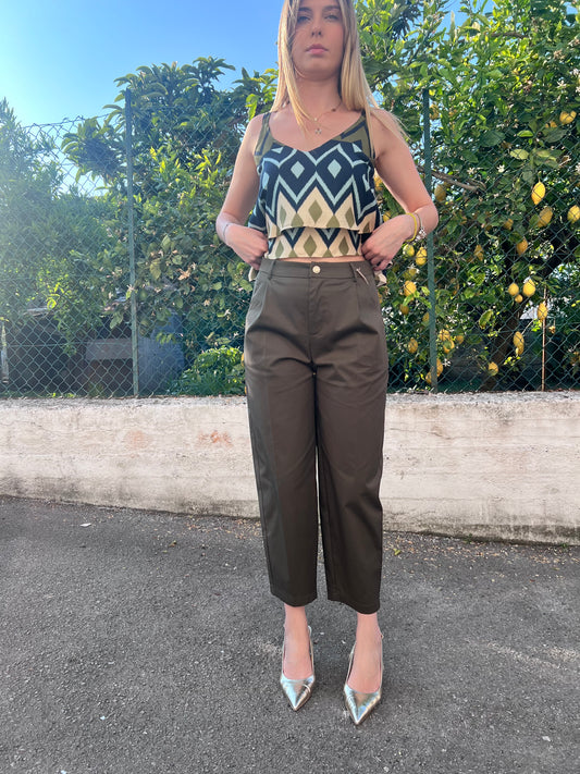 "Pantalone Balom in cotone verde, modello a lunghezza caviglia con vestibilità comoda e rilassata, vista frontale."