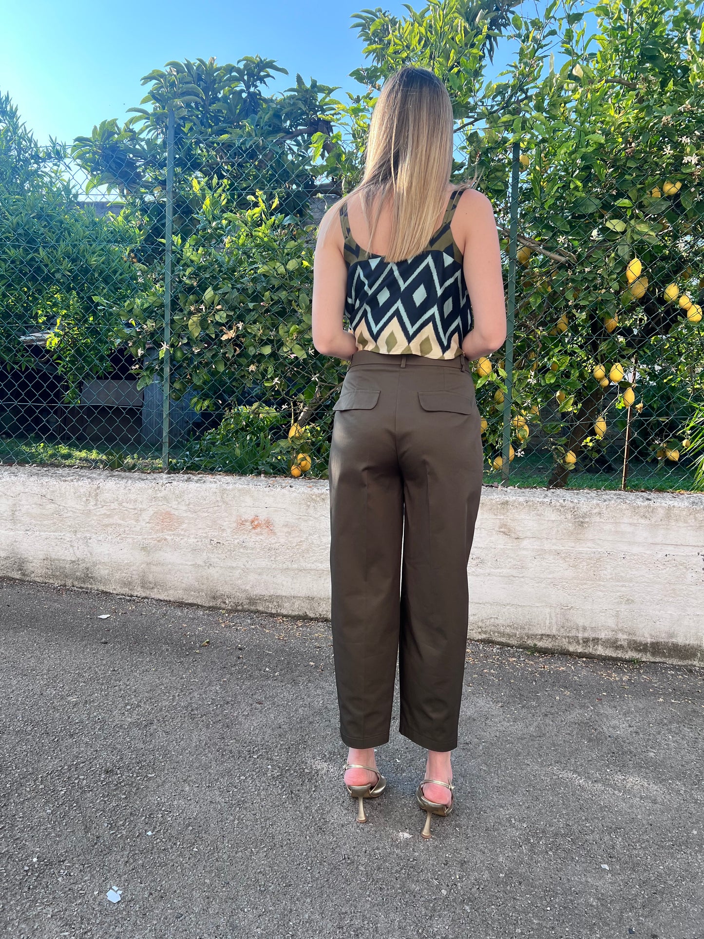 "Vista posteriore del pantalone Balom verde con pattine decorative, 63% Cotone, 32% Nylon, 5% Elastene."