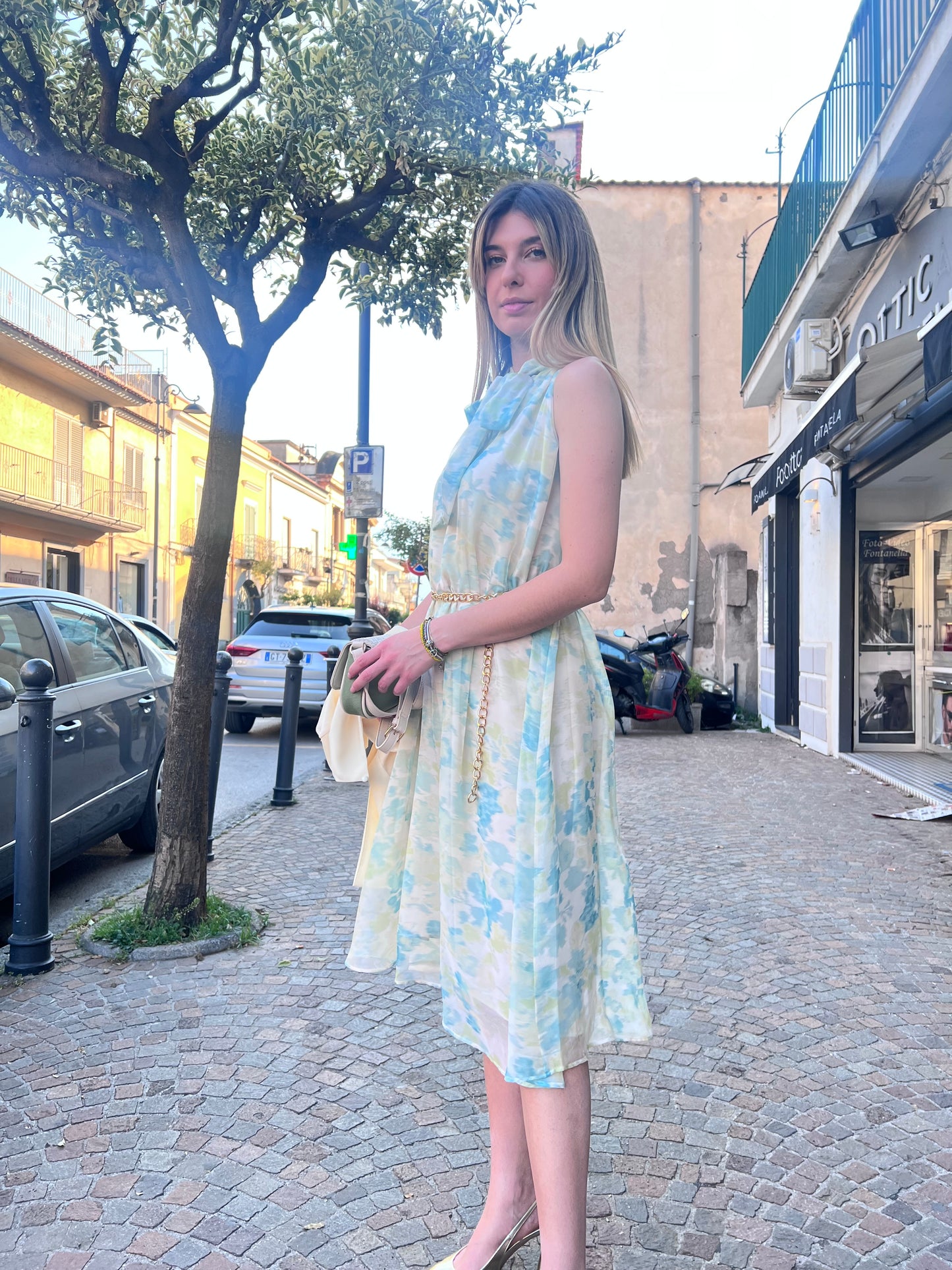 "Vista laterale dell'Abito Midi Fantasia 531, linea sartoriale e lunghezza midi, capo versatile per diverse occasioni"