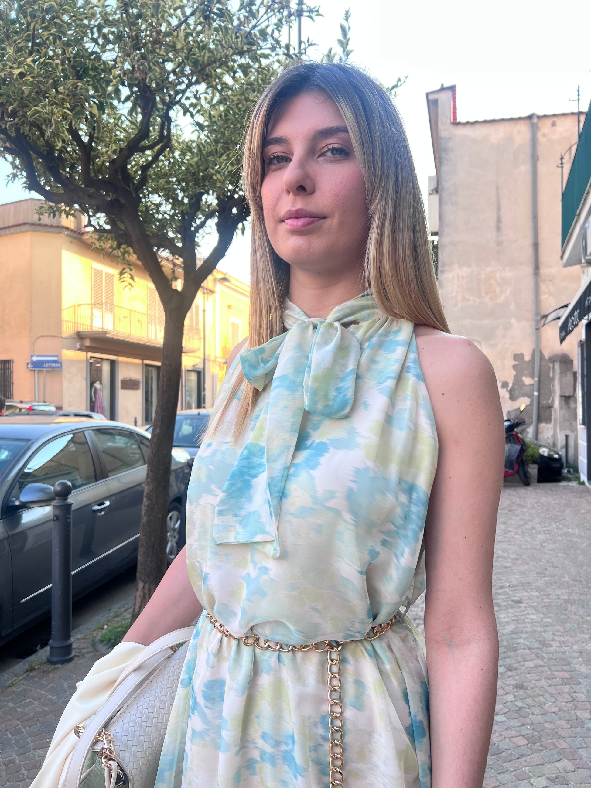 "Dettaglio della stampa fantasia dell'Abito Midi Fantasia 531, pattern esclusivo e colori vivaci su tessuto di alta qualità"