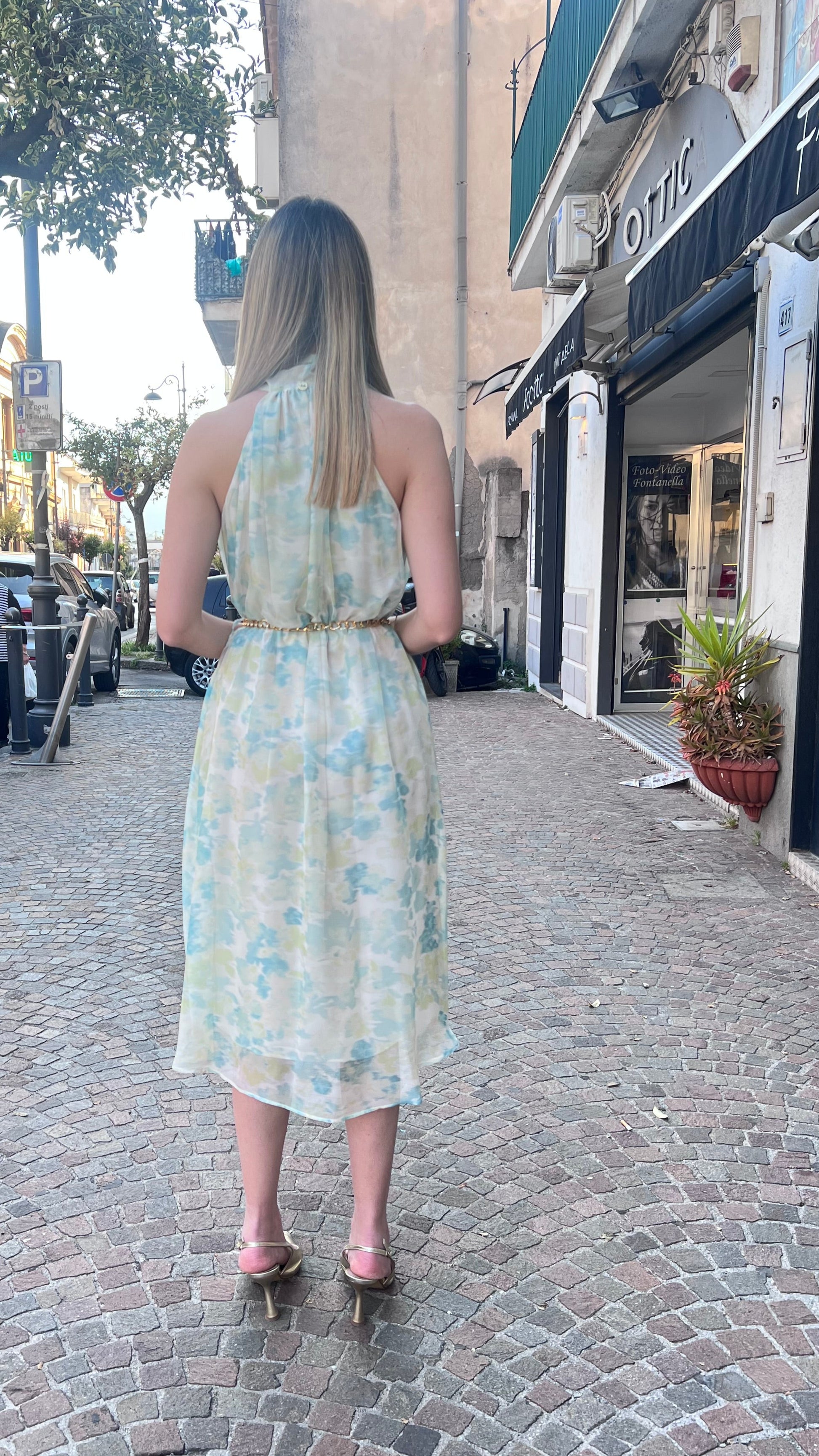 "Vista posteriore dell'Abito Midi Fantasia 531, taglio sartoriale e vestibilità impeccabile Made in Italy"