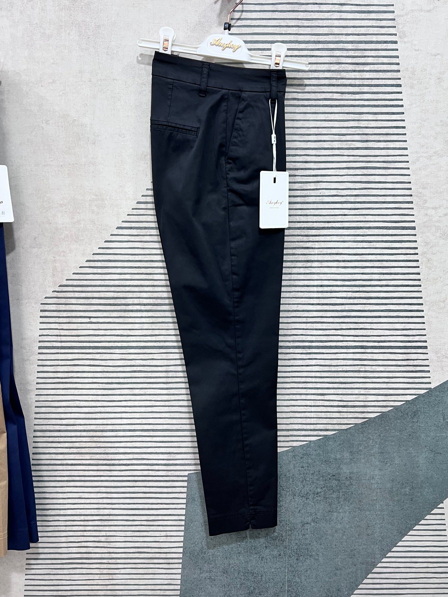 "Pantalone Any in cotone Capri colore nero, vista laterale"