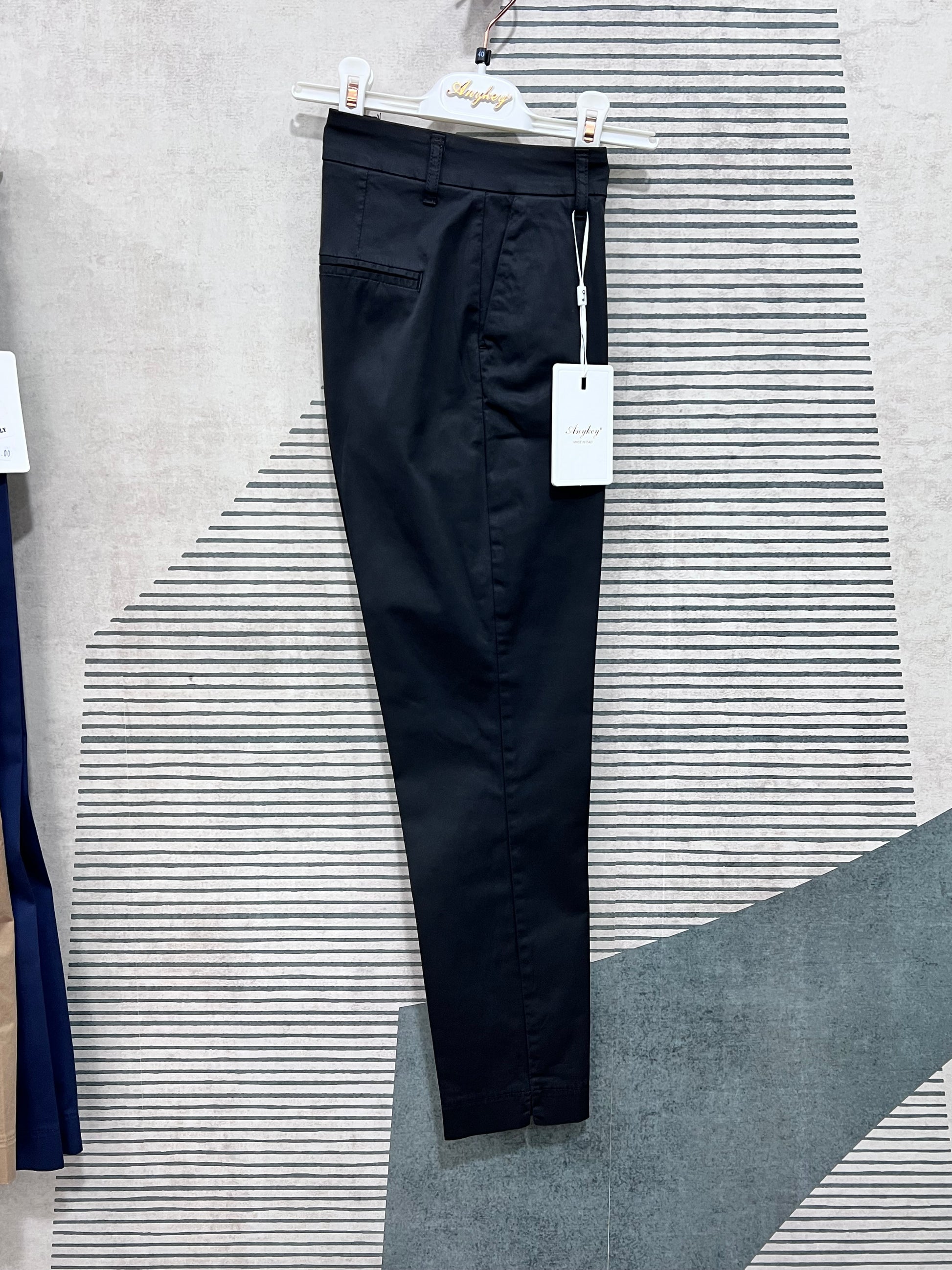 "Pantalone Any in cotone Capri colore nero, vista laterale"