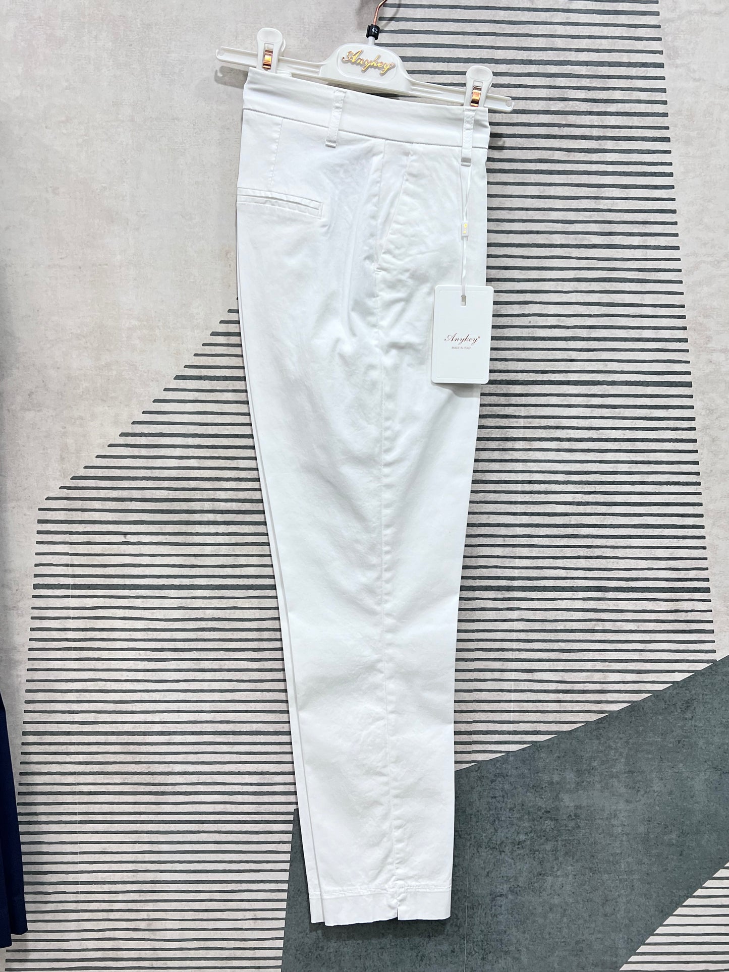 "Pantalone Any in cotone Capri colore bianco, vista laterale"