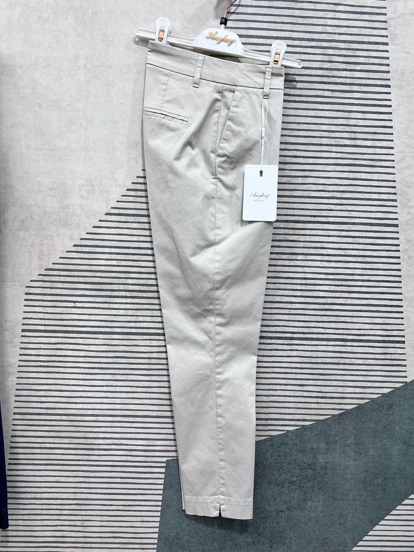 "Pantalone Any in cotone Capri colore beige, vestibilità slim fit, vista laterale"