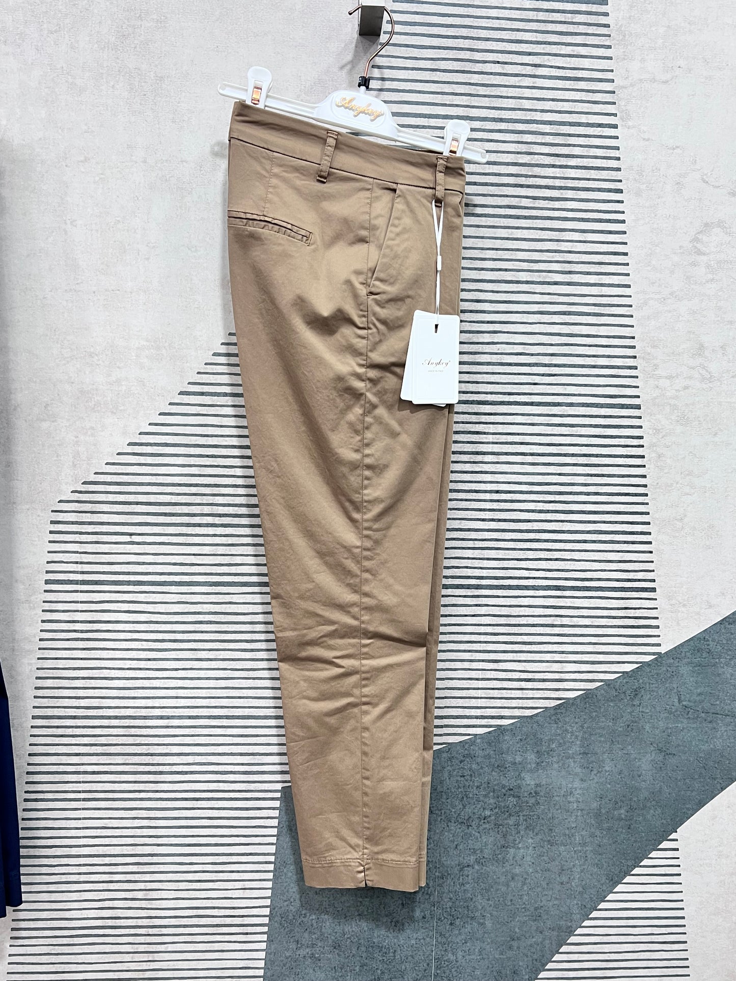 "Pantalone Any in cotone Capri colore camel, vista laterale"