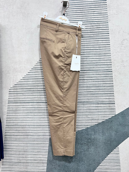 "Pantalone Any in cotone Capri colore camel, vista laterale"