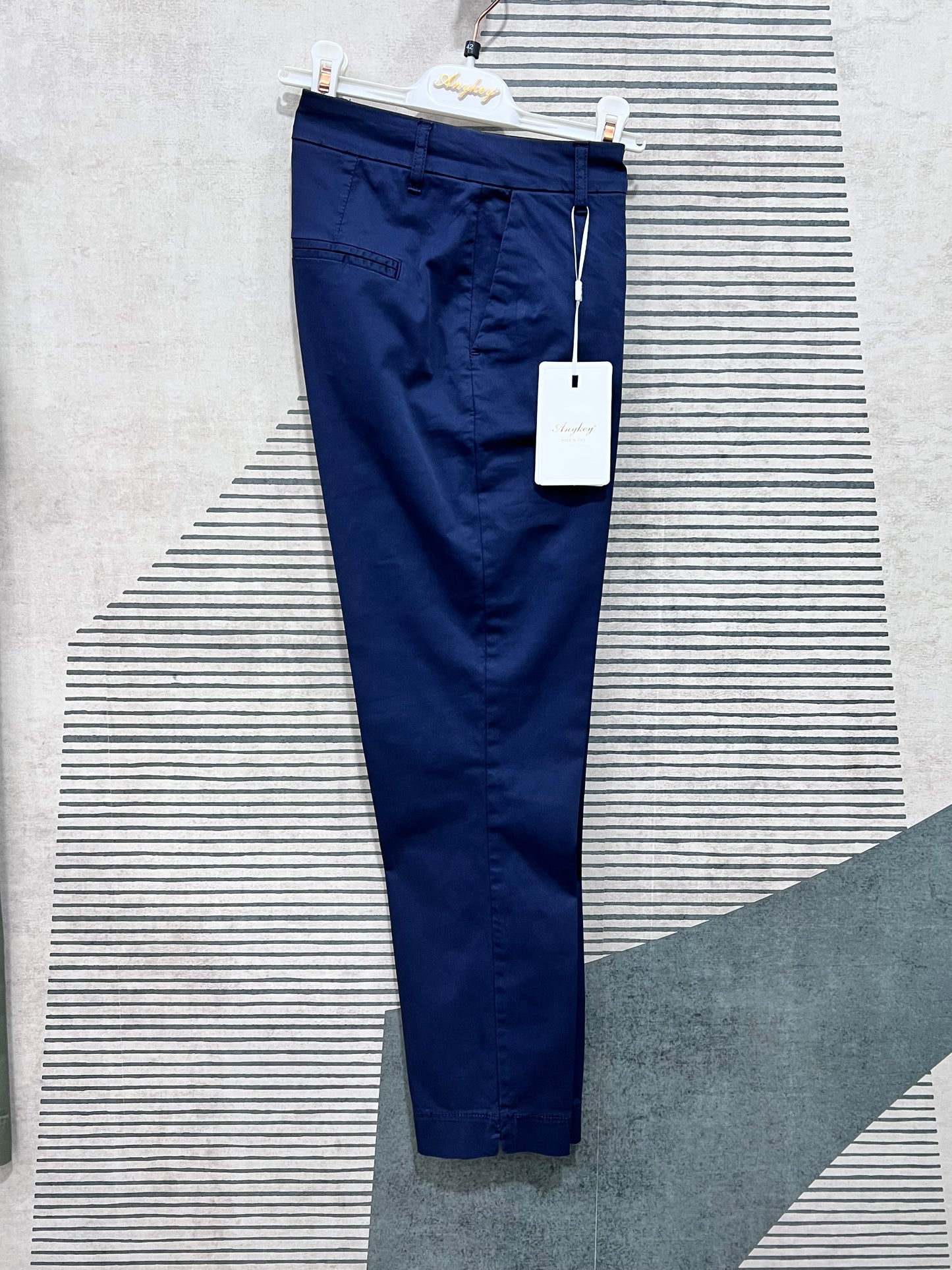 "Pantalone Any in cotone Capri colore blu, vestibilità slim fit, vista laterale"