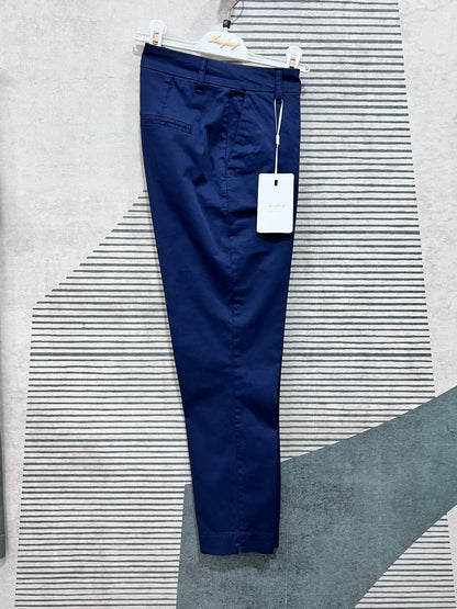 "Pantalone Any in cotone Capri colore blu, vestibilità slim fit, vista laterale"